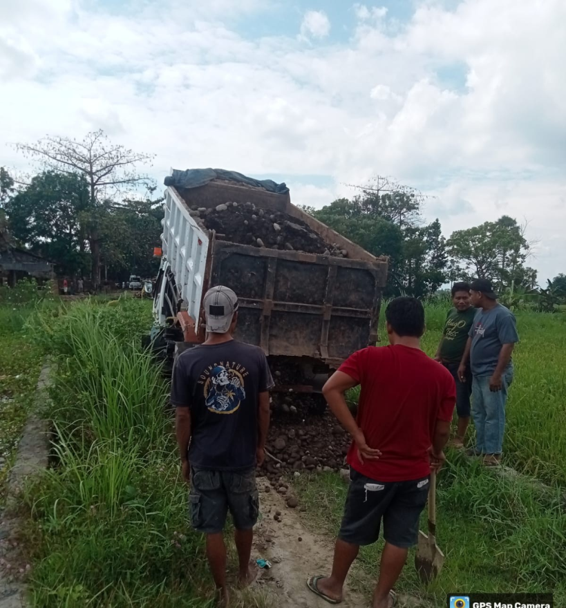 Pemerintah desa campagaya bersama dengan masyarakat bergerak secara proporsional dalam memperbaiki jalan sertu tani